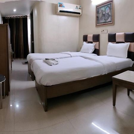 Hotel Zenith Surat Exterior foto
