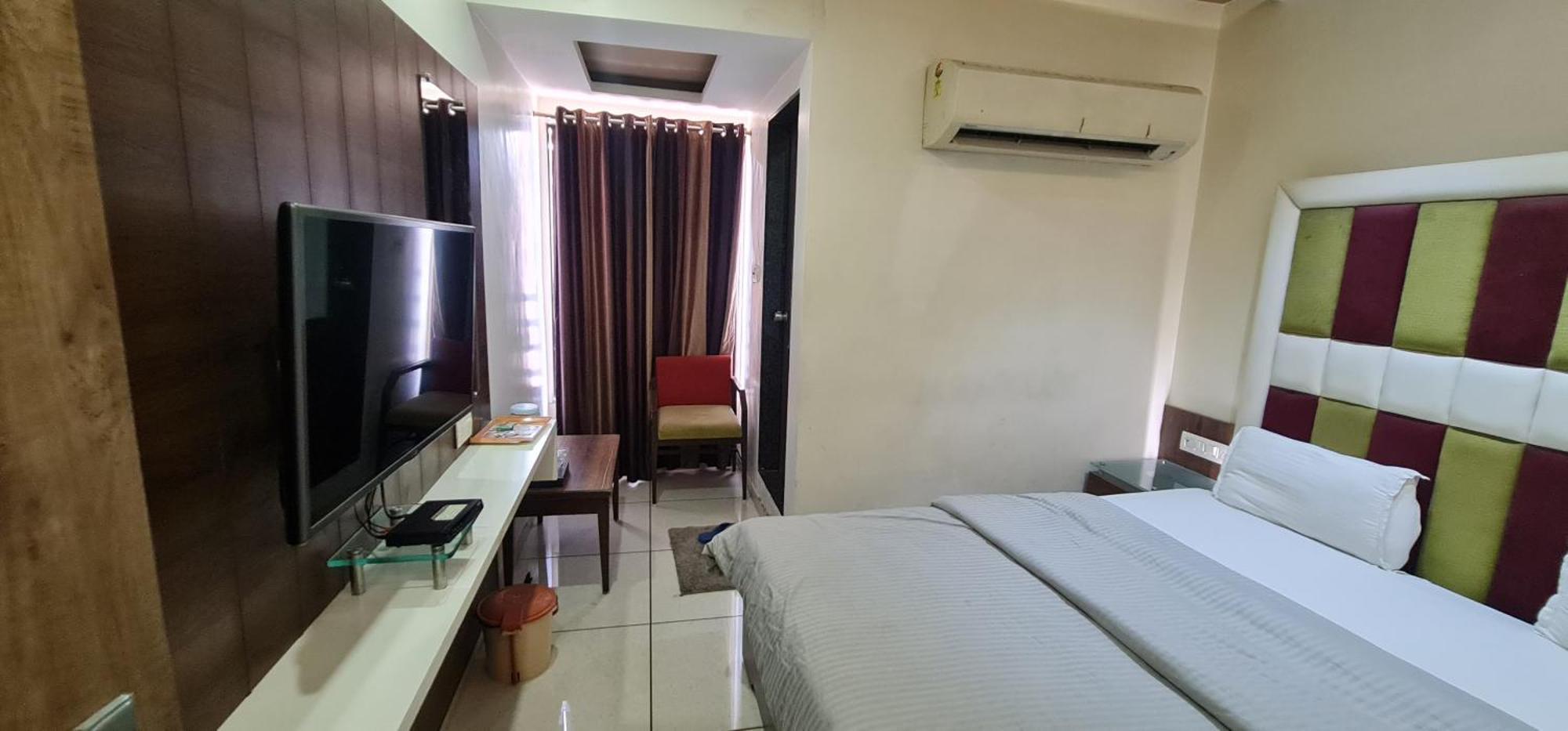 Hotel Zenith Surat Exterior foto