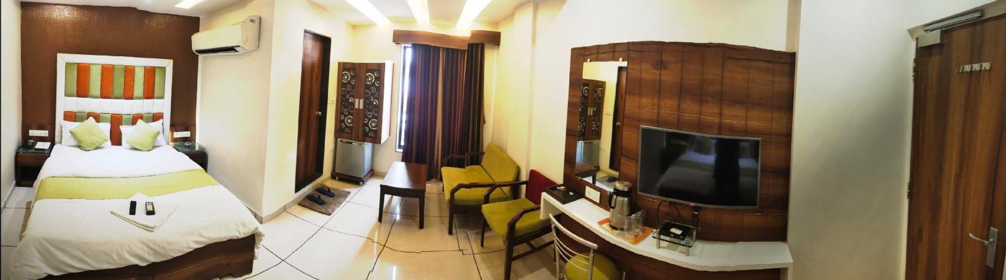 Hotel Zenith Surat Exterior foto
