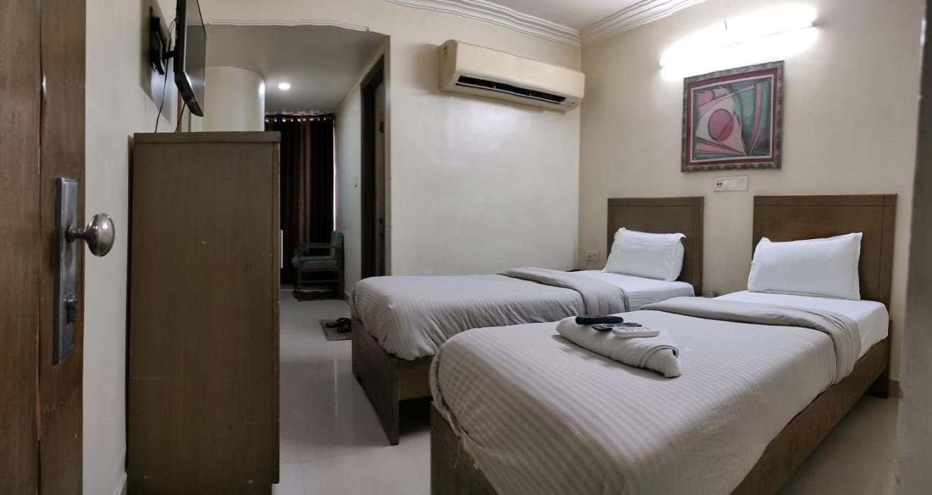 Hotel Zenith Surat Exterior foto