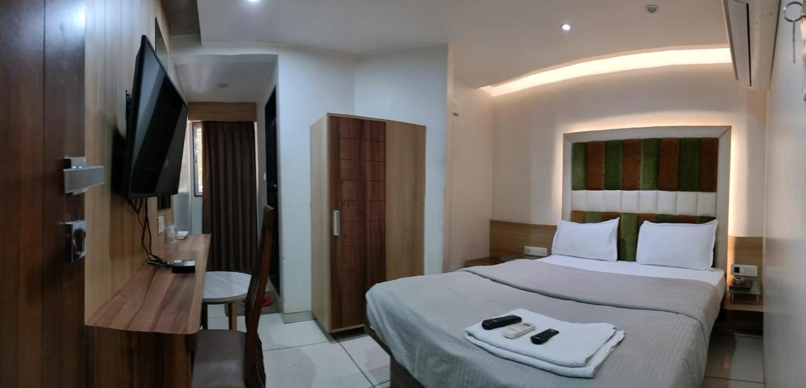 Hotel Zenith Surat Exterior foto