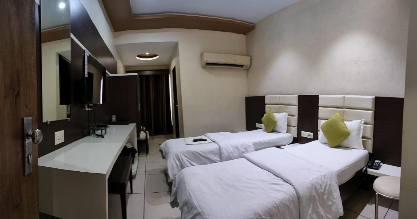 Hotel Zenith Surat Exterior foto