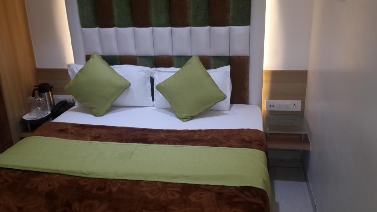 Hotel Zenith Surat Exterior foto