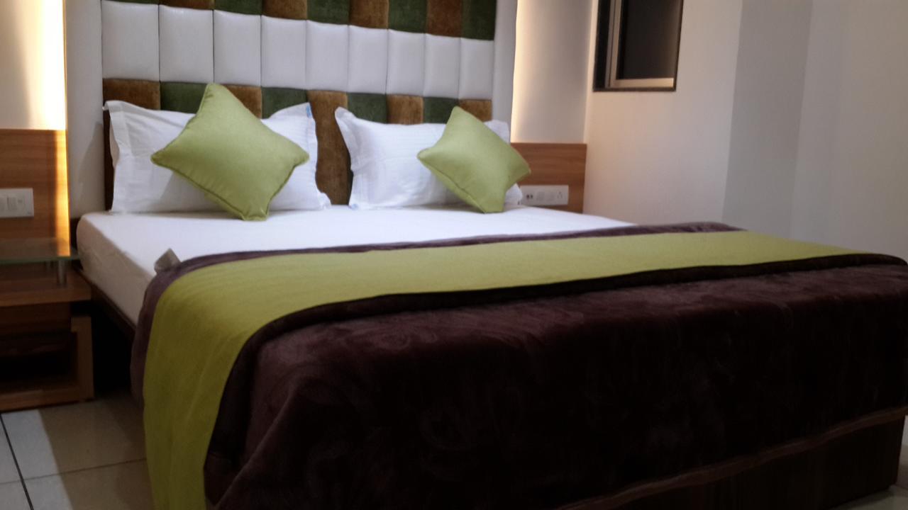 Hotel Zenith Surat Exterior foto