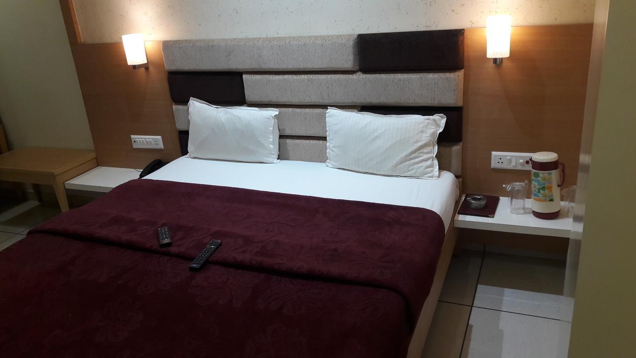 Hotel Zenith Surat Exterior foto