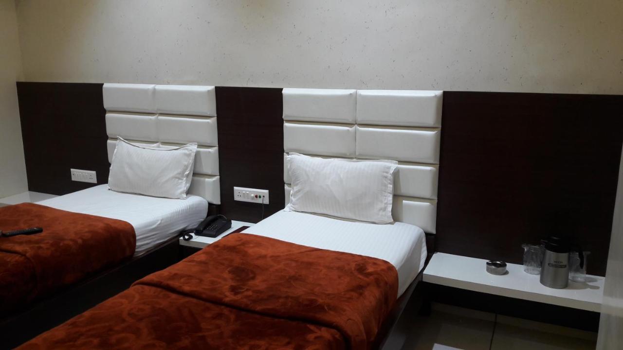Hotel Zenith Surat Exterior foto