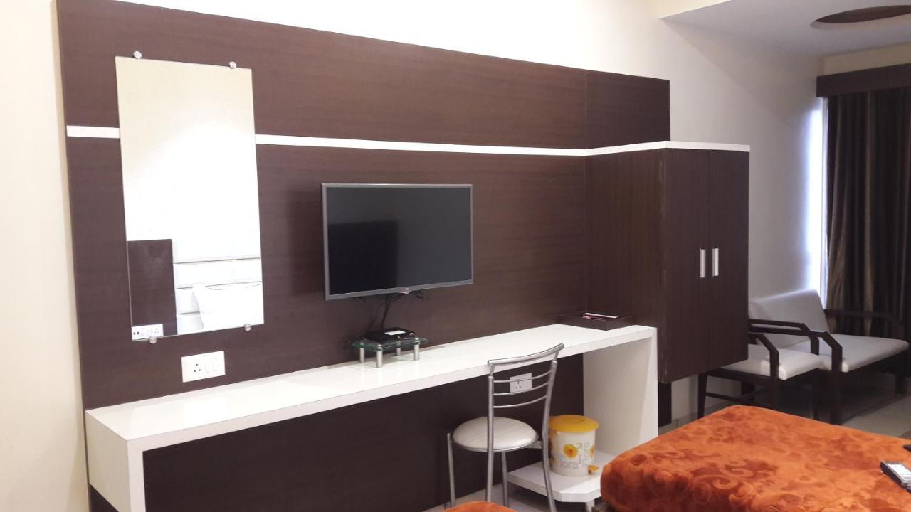 Hotel Zenith Surat Exterior foto